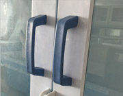  拉手：采用經(jīng)過射出成型的PP材料制成，耐腐蝕性好。（藍(lán)色、白色）配雙掛扣。